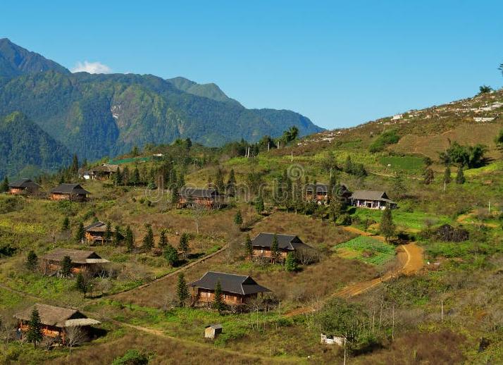 В селе около города