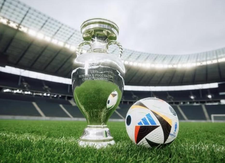 Дмитрий Гуров – молодой сотрудник банка (младше 40 лет), имеющий филологическое образование, находится на отдыхе в Ялте