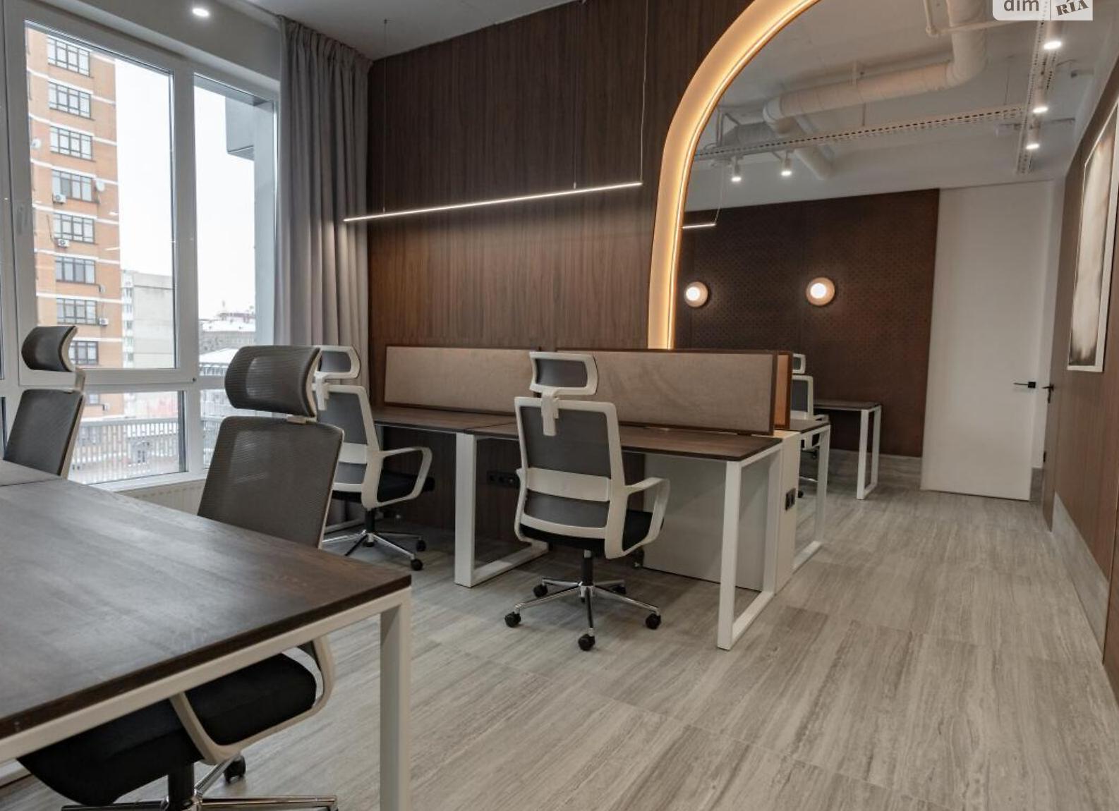 В центре улицы стоит стол, за ним гуляют несколько граждан